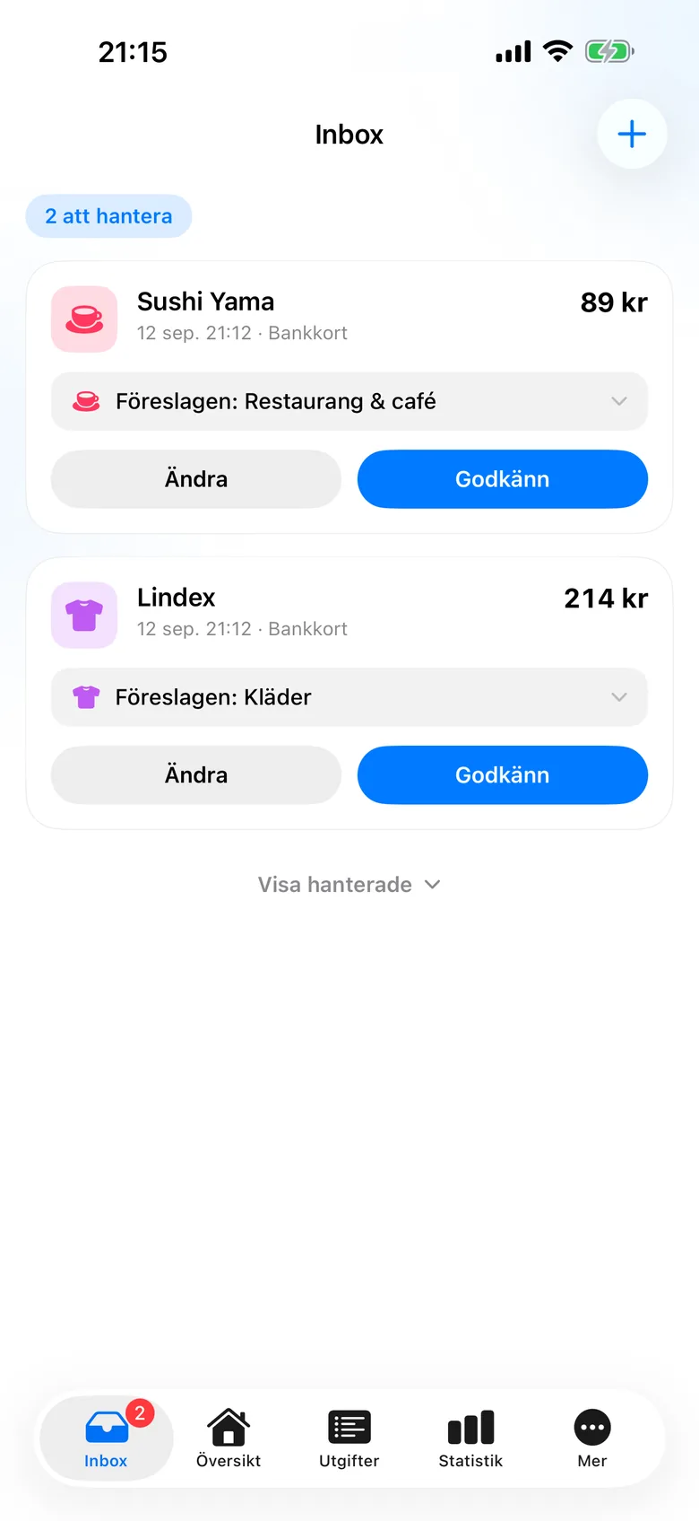 Inboxen med två köp som väntar på att sorteras, var och en med en föreslagen kategori och knapparna Ändra och Godkänn.
