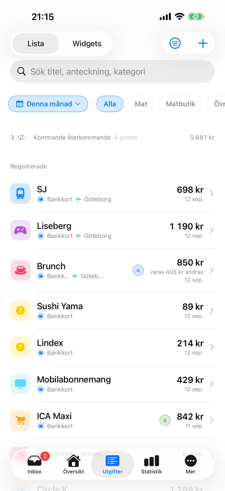 Utgiftslistan med sökfält, filterchips för period och kategori och köpen med betalsätt och datum.